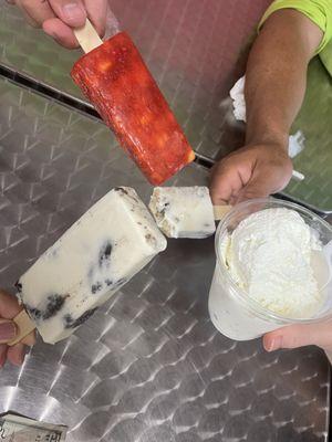 Mango con chamoy, Oreo, nuez paleta, coconut ice cream