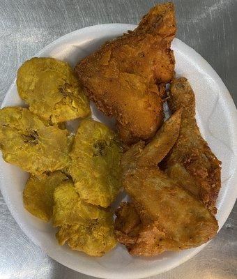 Pollo frito con tostones