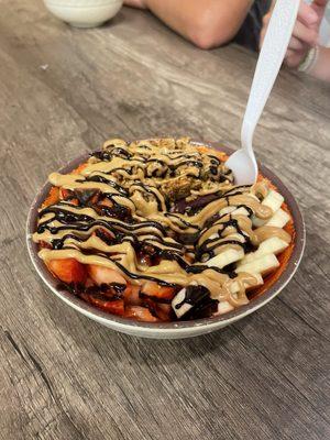 Açaí bowl w/peanut butter drizzle