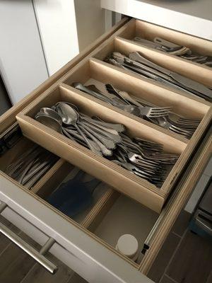 One of the top kitchen drawers comes with a utensils organizer.