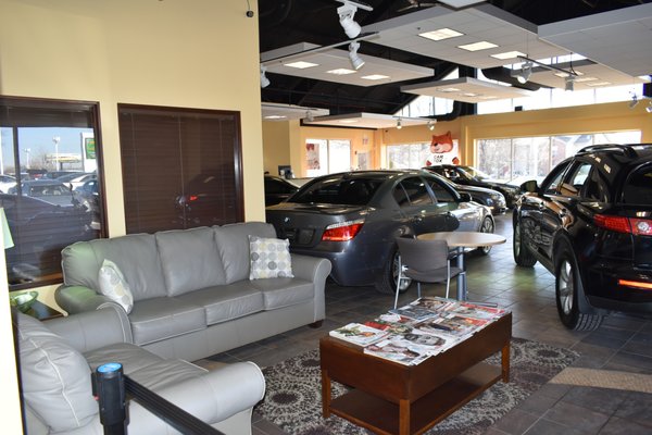 Comfortable waiting area at Auto Alliance.