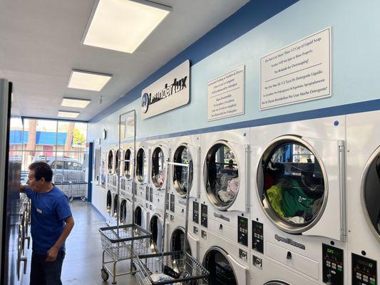 Launderlux Laundromat Delivers Hamperapp