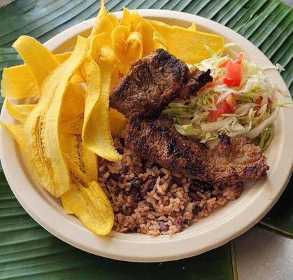 CARNE ASADA, A
TAJADAS DE PLATANO VERDE, ENSALADA DE REPOLLO Y GALLO PINTO(FRIJOLES FRITOS CON ARROZ).