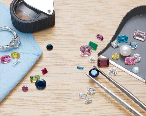 On-site Master Goldsmith with over 35 years' experience creating & repairing jewelry.