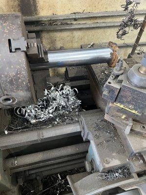 Metal cutting lathe