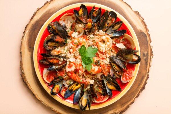 Seafood Pescatore! In either a red marinara or white-wine sauce option with jumbo Shrimp, fresh Mussels, and Clams!