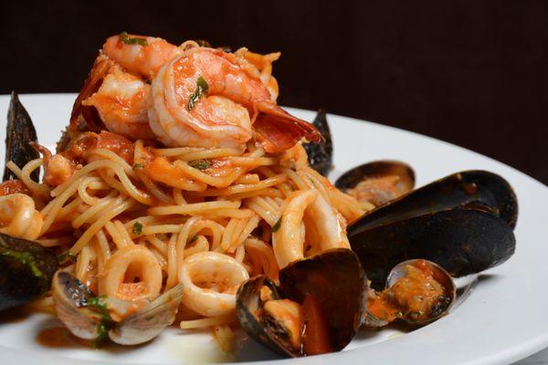 Spaghetti al Sapore di Mare: Spaghetti Pasta; with Mixed Seafood in a Light Tomato Sauce