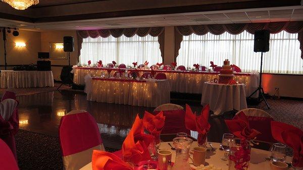 Pink wedding headtable