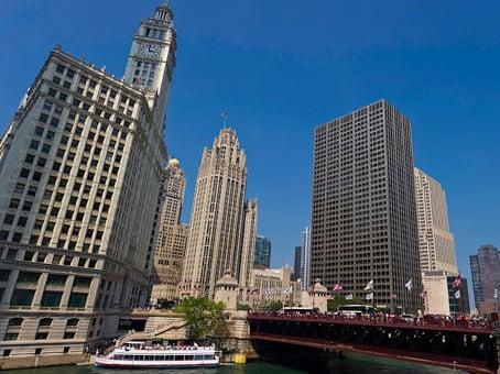 This 35-story glass skyscraper is an easy commute because of its accessibility to public transportation.