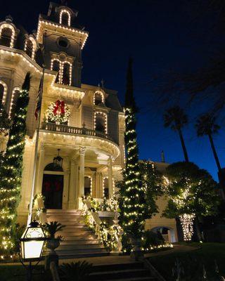 The Governor's Mansion looking so festive and gorgeous!