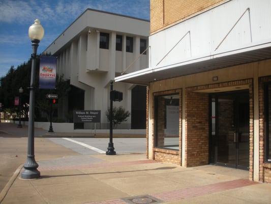 Demonstrating distance to courthouse.  There are a few more courthouses within two blocks.