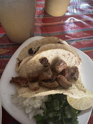 Tacos de barbacoa y de tripa