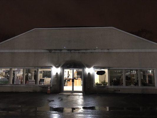 Front entrance of building, no U-Haul signage...only a small 1.5 ft sign that you can easily miss.