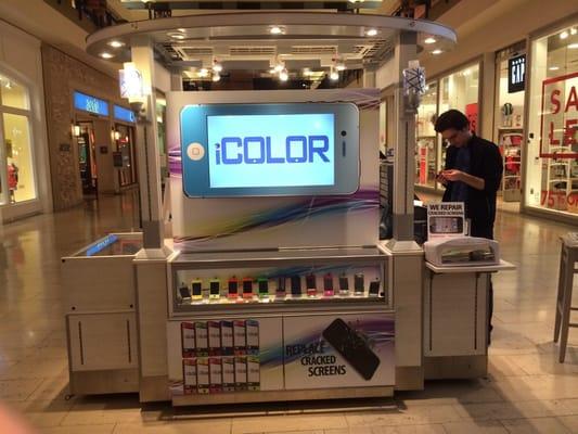 iColor kiosk in Staten Island mall, full color selections for iPhone and Galaxy phones.