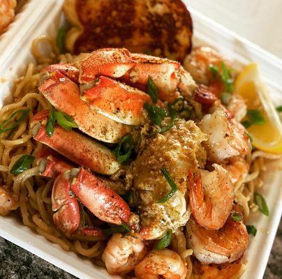 Garlic Seafood Delight. Crab,Shrimp,noodles and toast. Also came with Peach Cobbler and a drink... Yummy