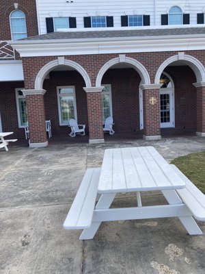 Front courtyard with picnic table.