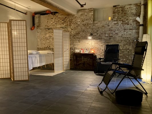 Community Acupuncture room with table