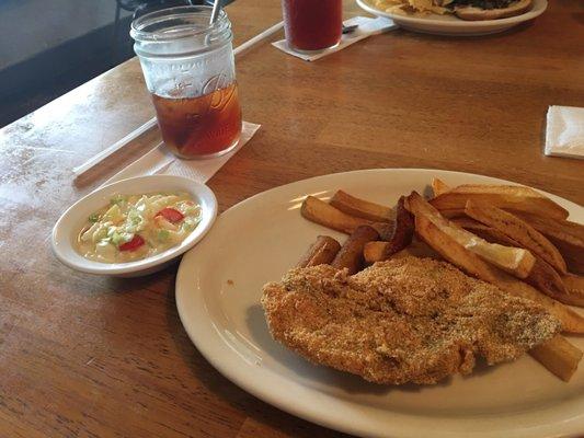 Friday lunch special, fish, fries, hushpuppies and really good coleslaw!! Plus tea for 6.50$!