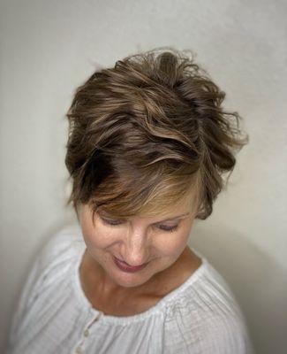 short hairstyle with lowlights