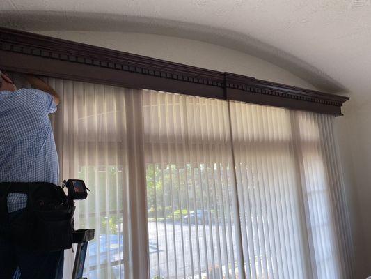 A Parkland 9 inch wood cornice covering a Hunter Douglas Luminette.