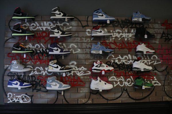 1/4 Sneaker wall