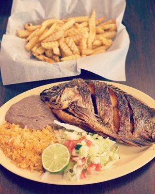 Mojarra frita con papas