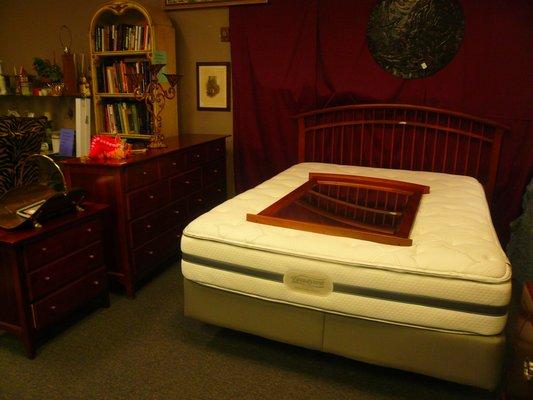 THOMASVILLE COMPLETE QUEEN SIZE BEDROOM SET WITH MATTRESS, DRESSER WITH MIRROR, NIGHT STAND. EXCELLENT LIKE NEW CONDITION. $895.