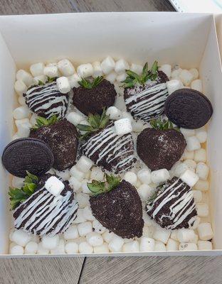 Oreo Covered Strawberries (comes in 3 , Half a Dozen , 9 , or Dozen) Insta- Sweeetsby.Summer