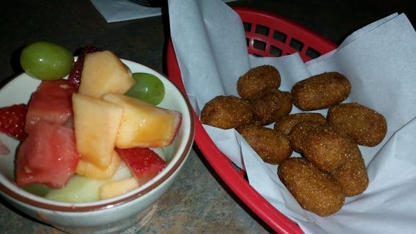 Kids mini corn dogs + fruit.