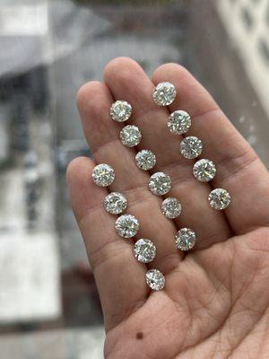 All round natural diamonds in 3 carats and offer GIA certified diamonds.