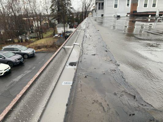 They put gutters but water not going to the gutters.