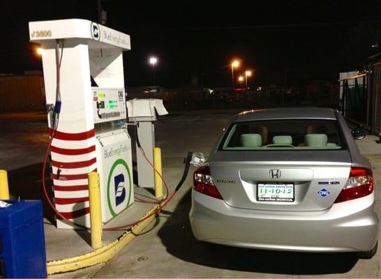 Filling up the new 2012 @Honda Civic #natgas with #150gas at Blue Energy Fuels. #greenX2