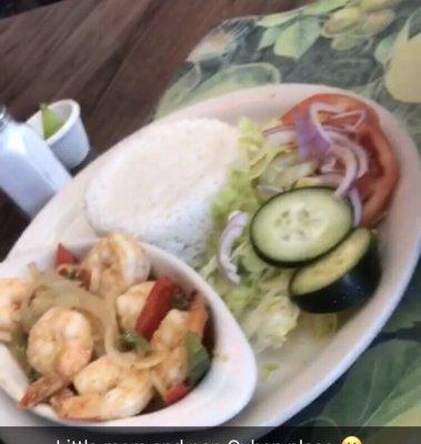 Camarones with white rice and salad.