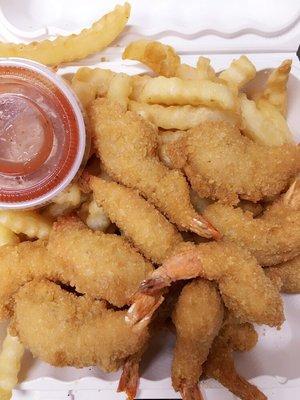 20 shrimps basket with french fries with homemade cocktail sauce