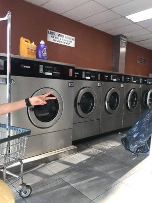 I love this laundromat, it's very comfortable & the employee is very kind & she keeps the place clean. Very happy to wash here.