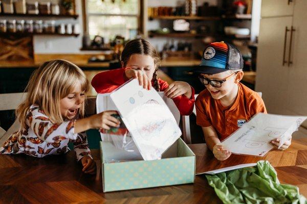 Wiggle Worms Kits are the perfect gift for curious and creative preschoolers! Each month, our green