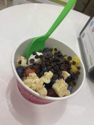 Vanilla Frozen Yogurt w/ blueberries, pineapple, strawberries, mini chocolate chips and a few pieces of cheesecake bites