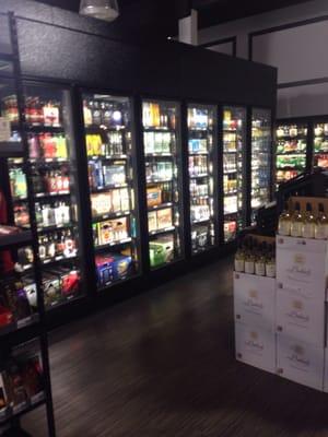 New liquor and craft beer located in the beautiful Bixby Knolls. Nice roomy and lots of choices