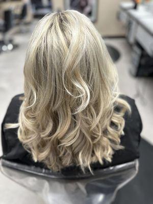 Heavy highlights blonde specialist