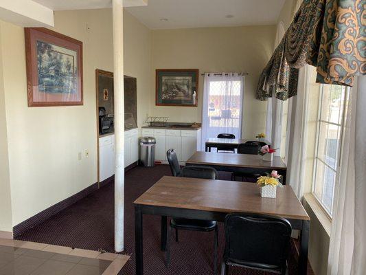 The breakfast dining area, open 7-9am.