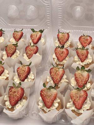 Strawberry shortcake cheesecake minis