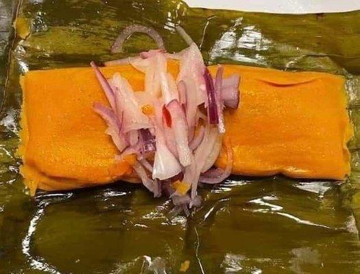 Tamal con Salsa Criolla