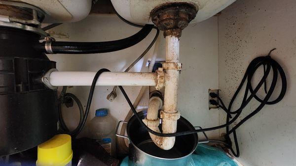 leaky kitchen drain pipes under sink