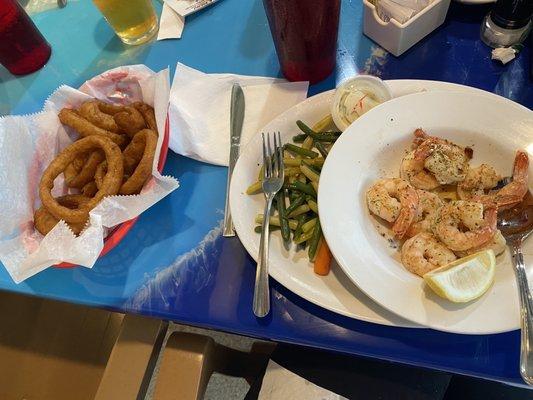 Grilled shrimp  with vegetables and onion rings.