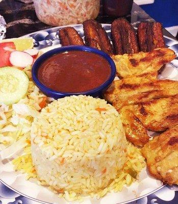 Pechuga de Pollo Asado con arroz, frijoles, ensalada, y platano maduro