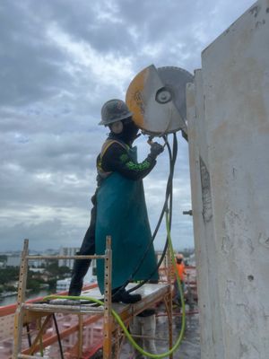 Hand sawing walls in Miami to fly out with crane