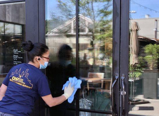 Commercial cleaning - Daily routine cleaning windows