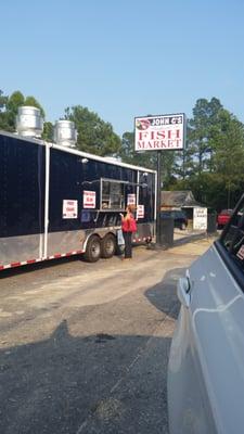 Food truck out front with plenty of customers waiting in car for food....hope it's good!