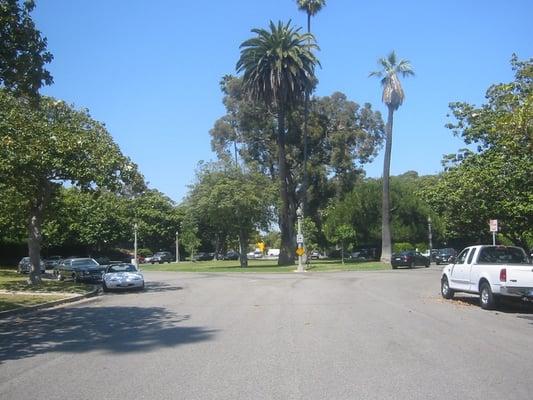 the street circles the park