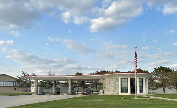 Exterior image of First Interstate Bank in Lexington, NE.